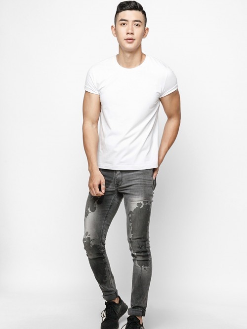 Áo phông trắng và jeans đơn giản nhưng vẫn chưa hề kém sự độc đáo. Đây là trang phục phù hợp cho cả nam và nữ, đặc biệt là khi bạn muốn tạo nên một phong cách cá tính và riêng biệt. Mặc cả ngày không lo bị ngã nắm, bạn sẽ được nhận xét là một chàng trai/ cô gái sành điệu.